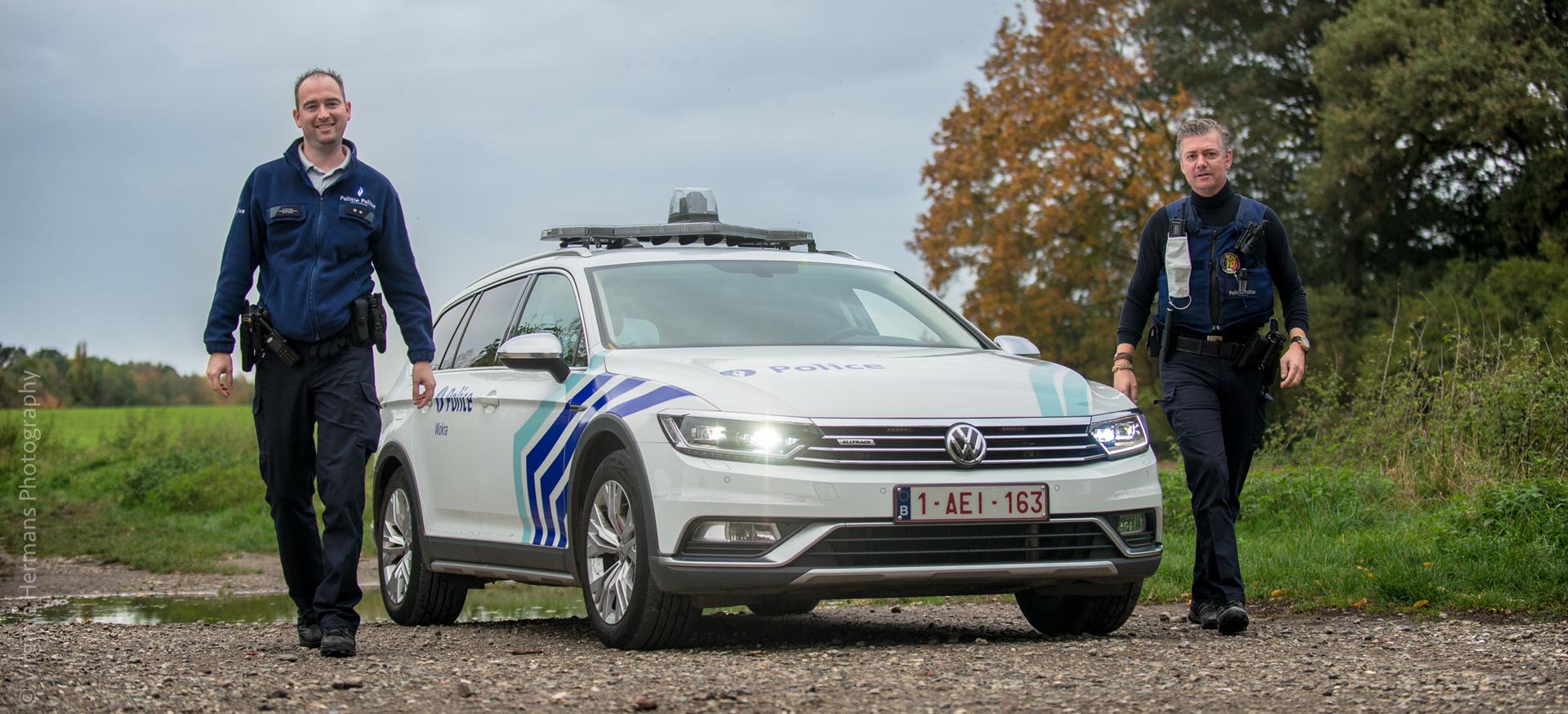 dienstvoertuig met 2 medewerkers