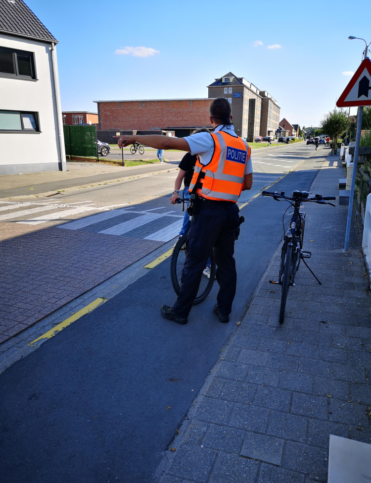 Uitleg inspecteur aan burger