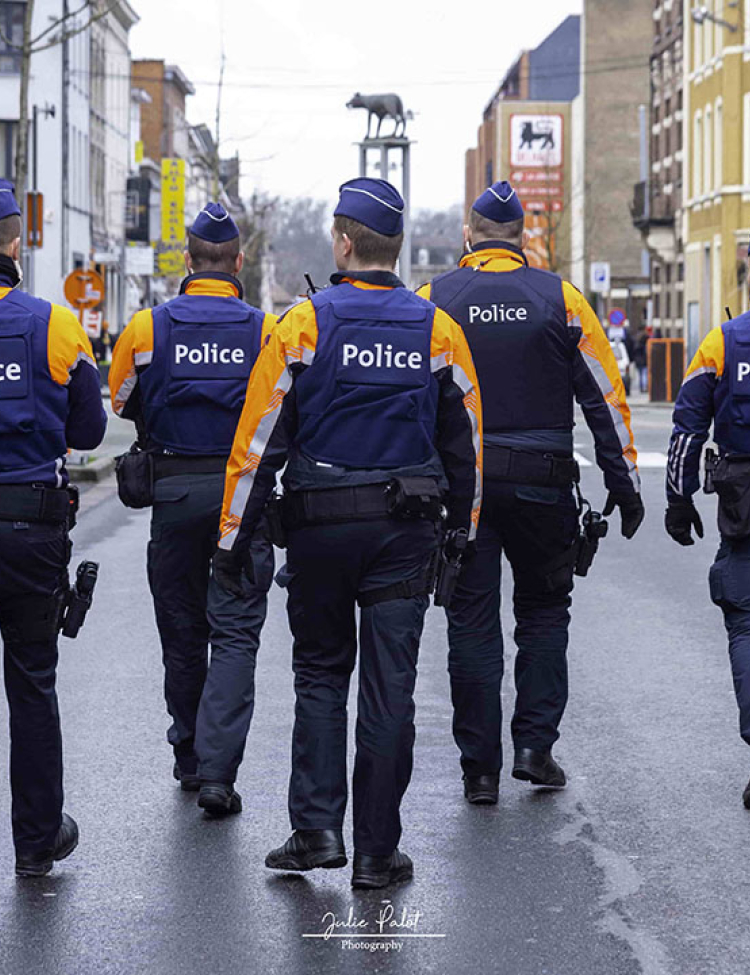 Groupe de policiers en patrouille