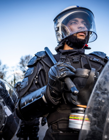 Interventie man met helm en wapenschild