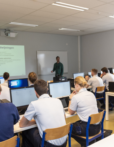 les aspirants sur le banc de l'école