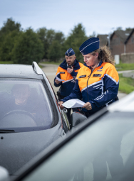 Interventieploeg controleert boorddocumenten