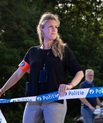 Politievrouw met politielint