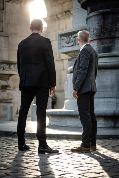 2 mannen in kostuum van de directie bescherming
