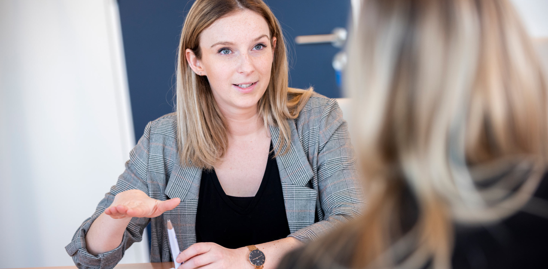 Une femme est en train d'interviewer une candidate