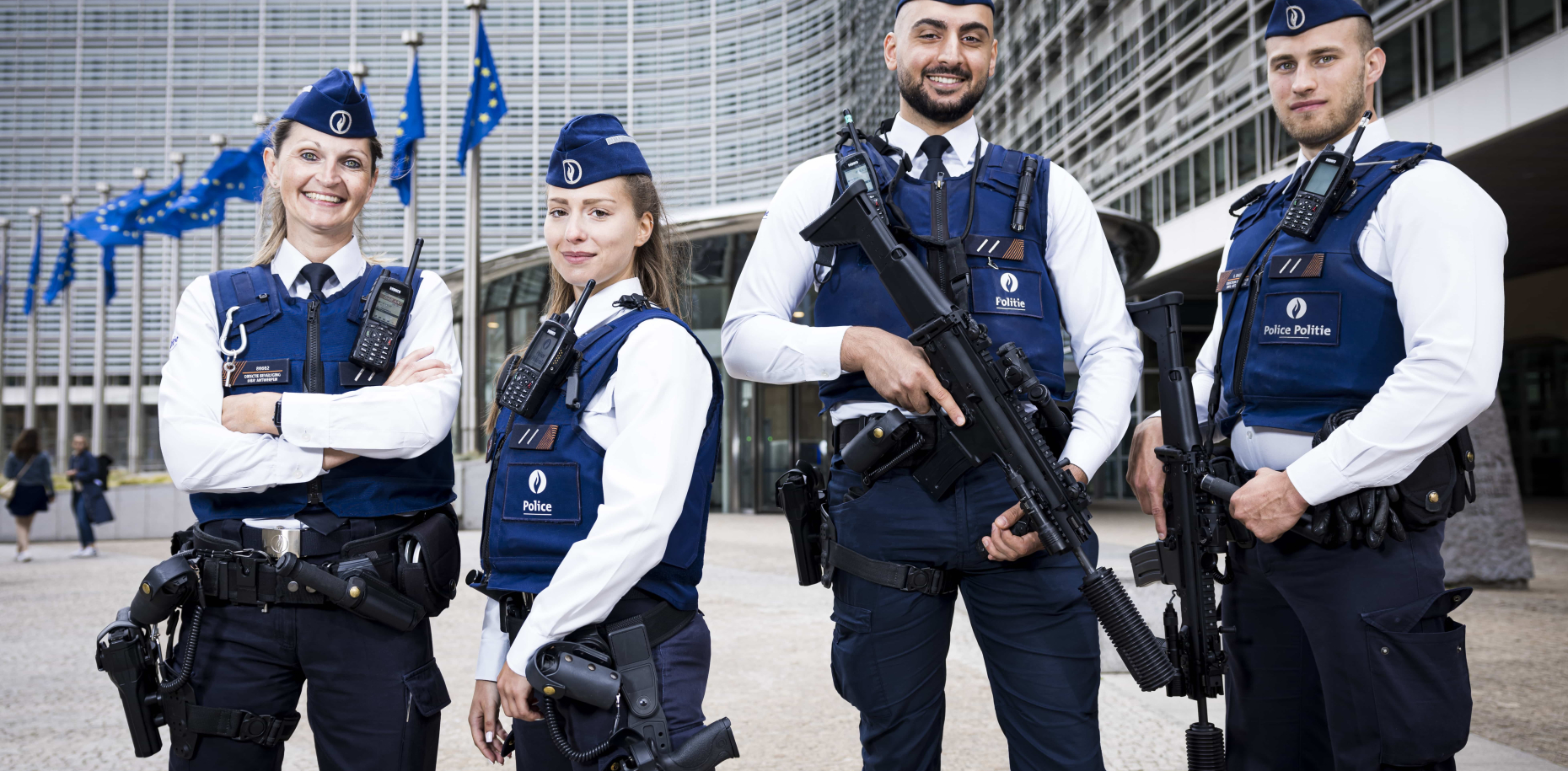 un agent de sécurisation et une femme agent de sécurisation devant le palais royal